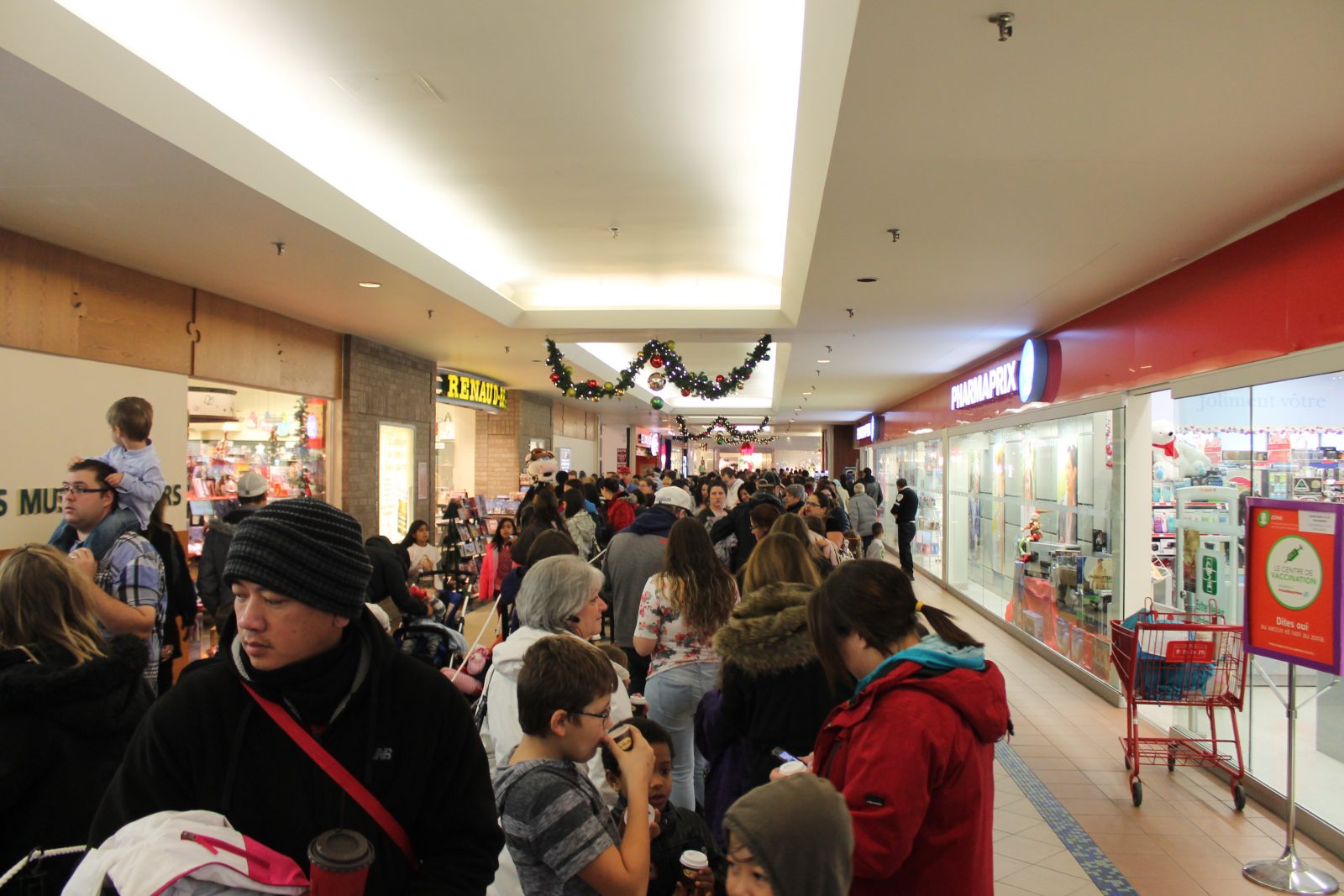 Santa’s arrival draws hundreds to Carrefour de L’Estrie