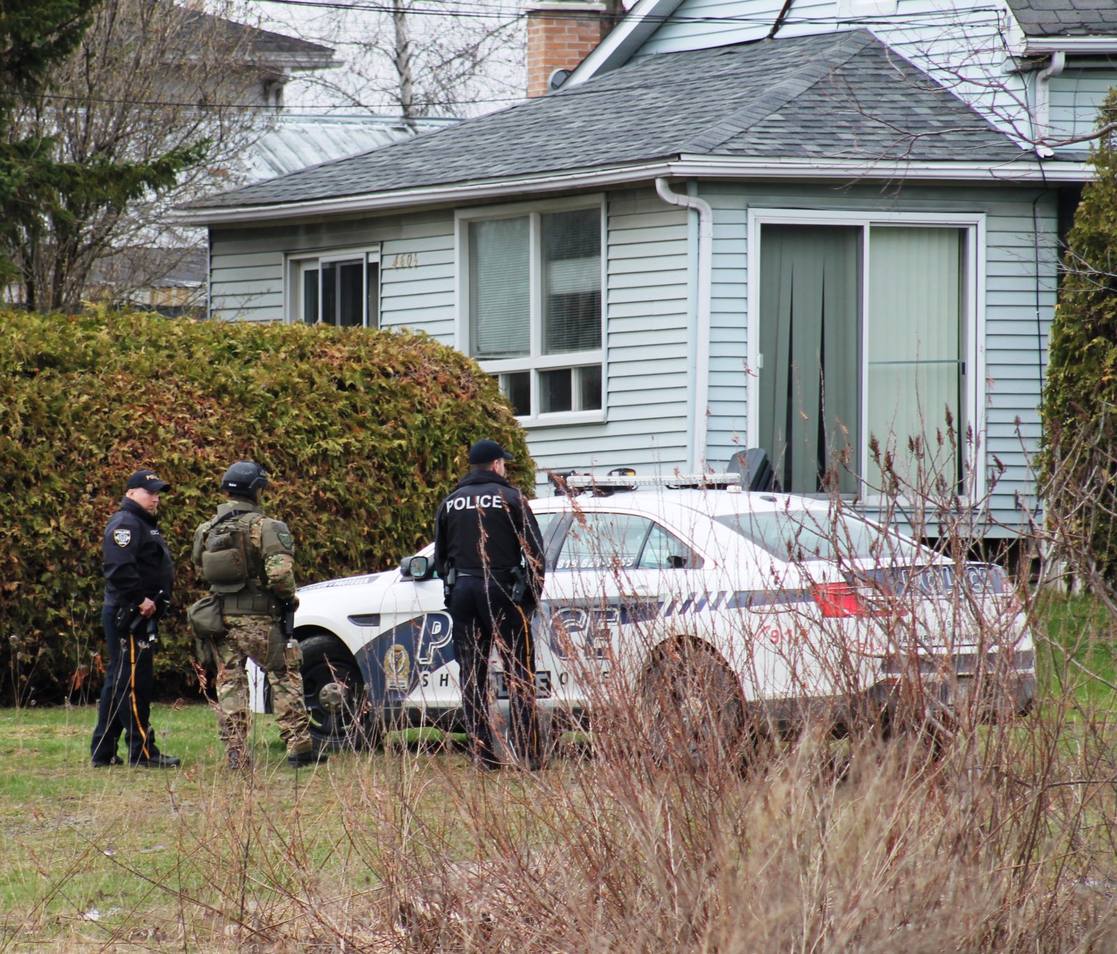 Barricaded man surrenders peacefully in Sherbrooke