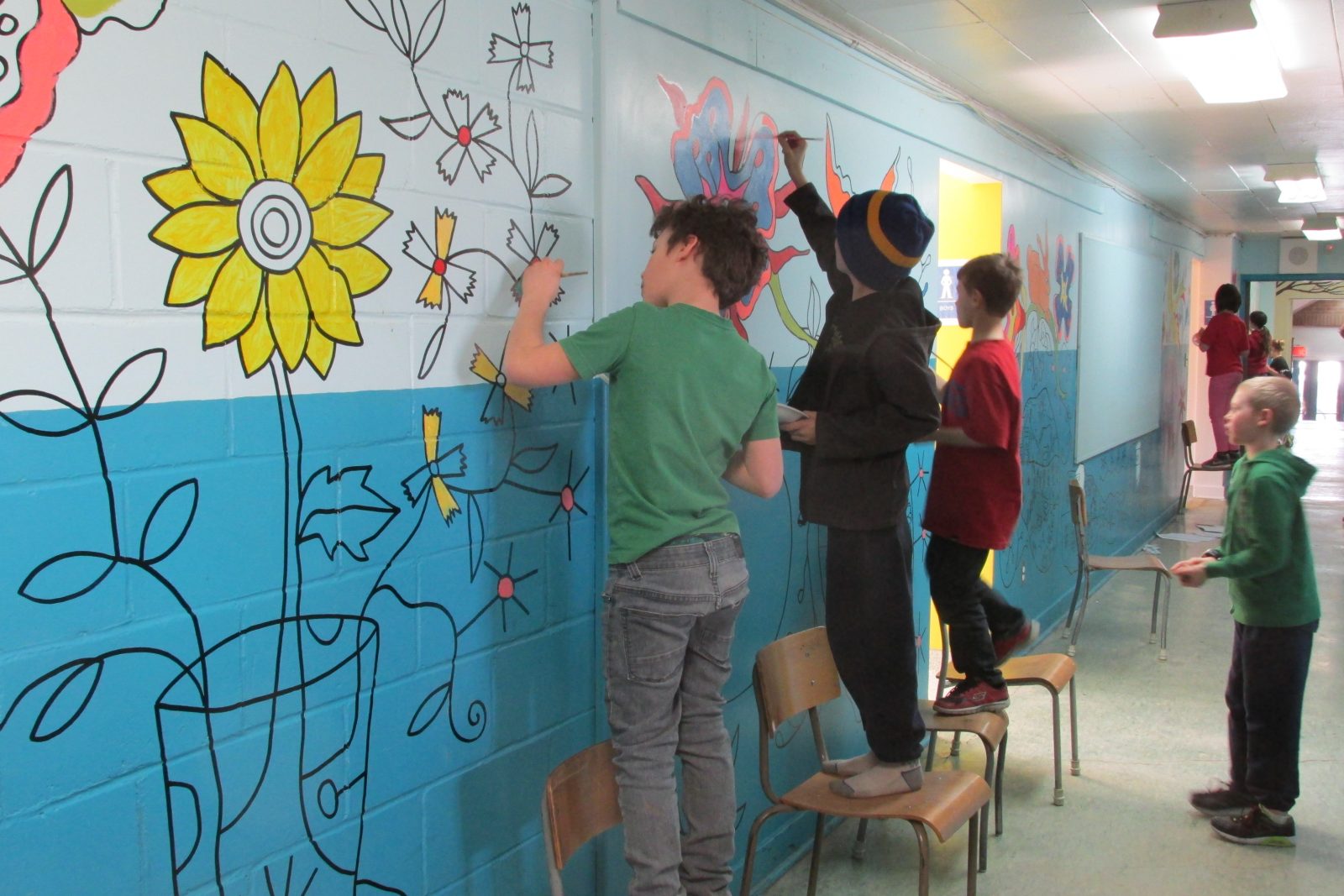 Heroes’ students create mural depicting their heroes