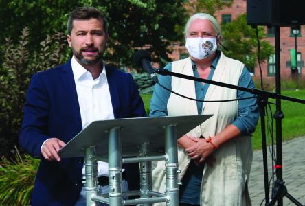 Nadeau Dubois, Massé call for anti-pipeline bill