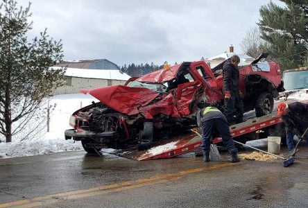 Five hospitalizations, one fatality in three-vehicle collision near Val-des-Sources