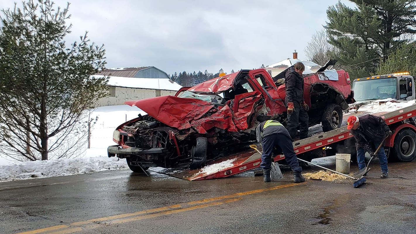 Five hospitalizations, one fatality in three-vehicle collision near Val-des-Sources