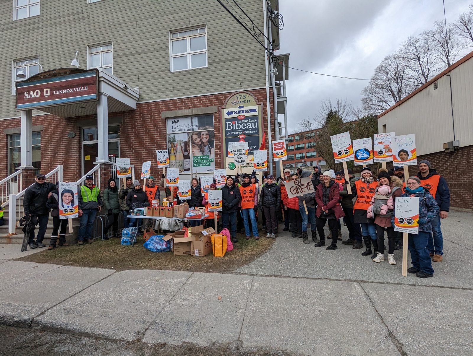 Federal public servants demonstrate in Lennoxville